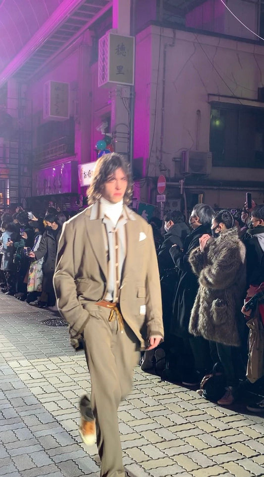 三原ポリスも登場　メゾンミハラヤスヒロが浅草の商店街でショー